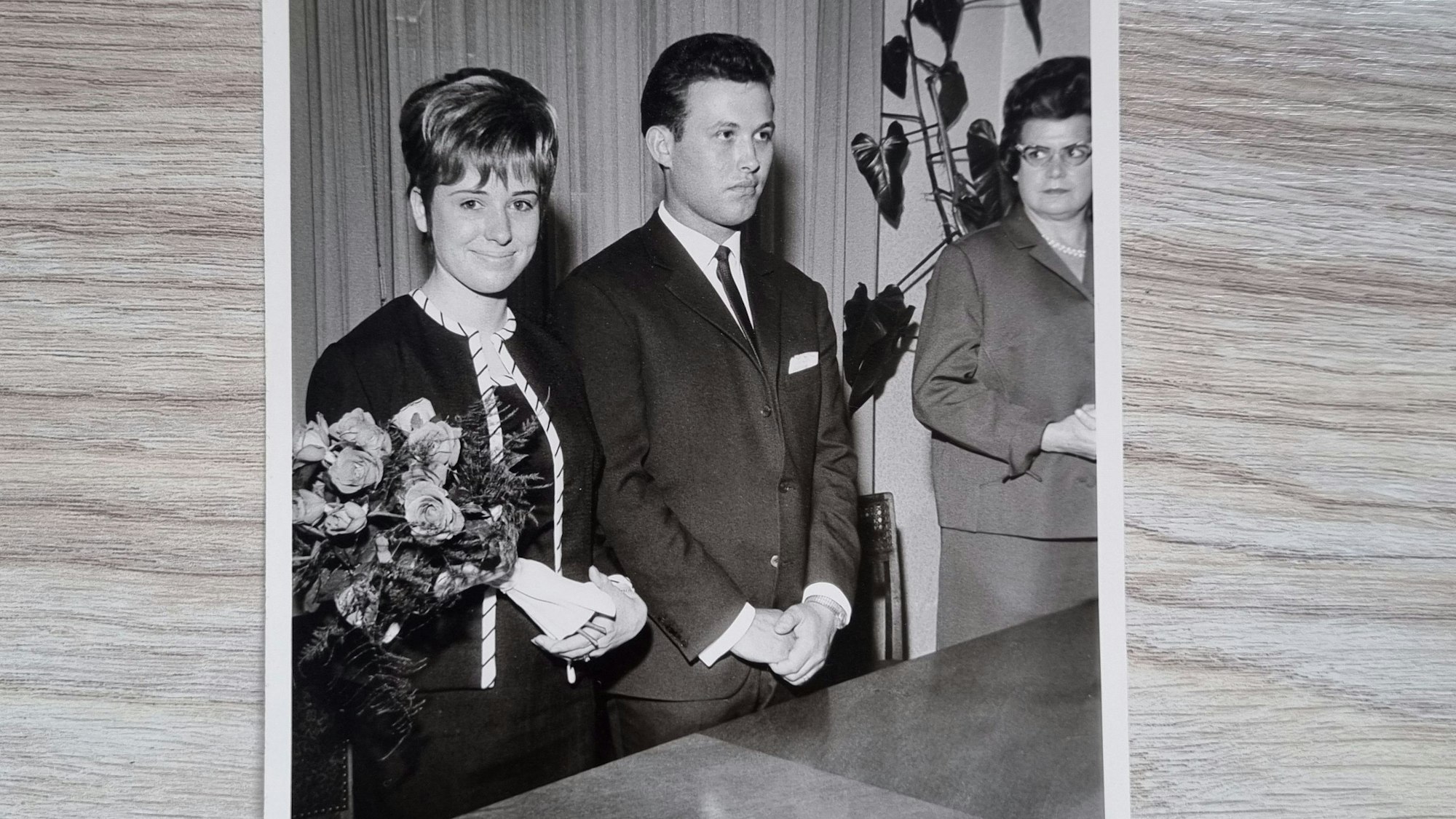 Ein Schwarz-Weiß-Foto von einem Hochzeitspaar