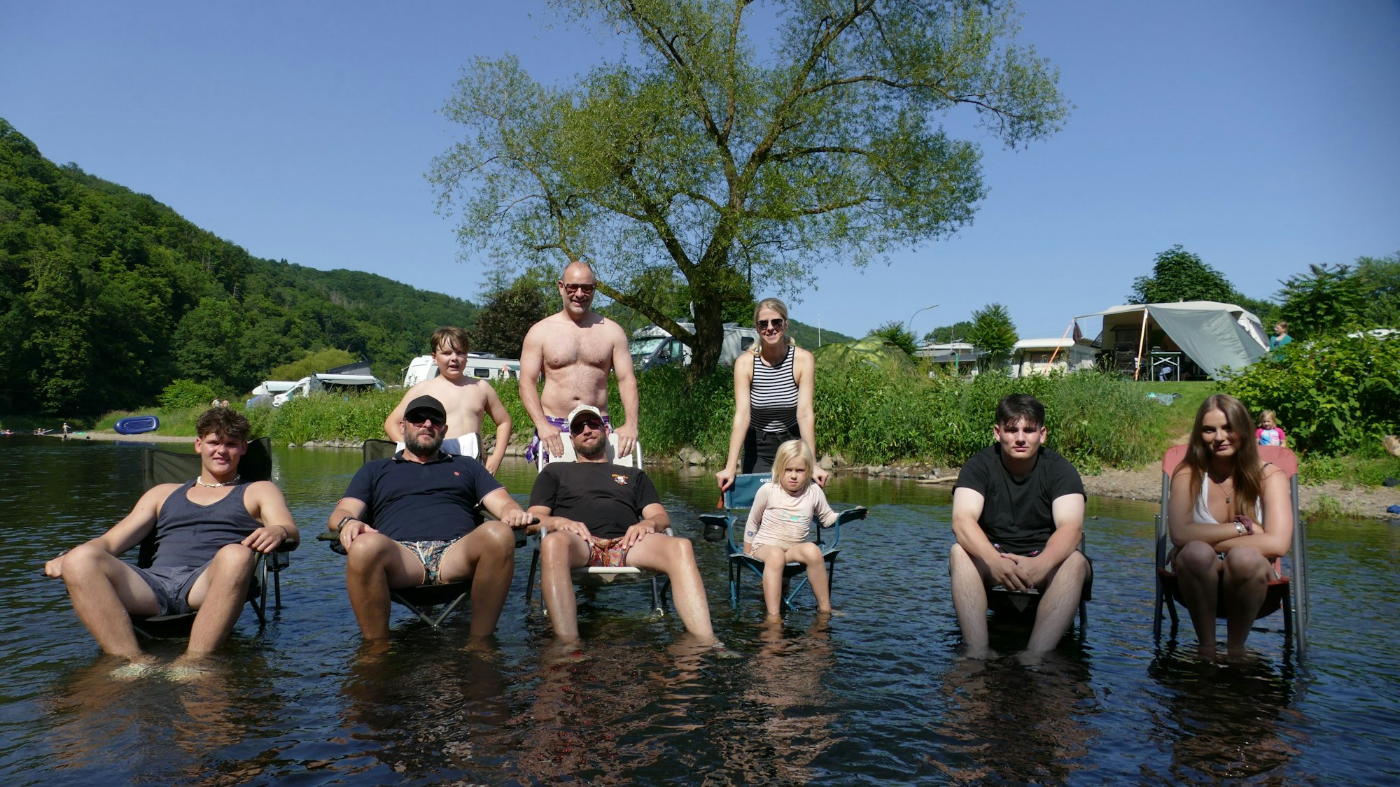Ihre Campingstühle ins Wasser der Sieg gestellt hat diese Gruppe aus Hennef.