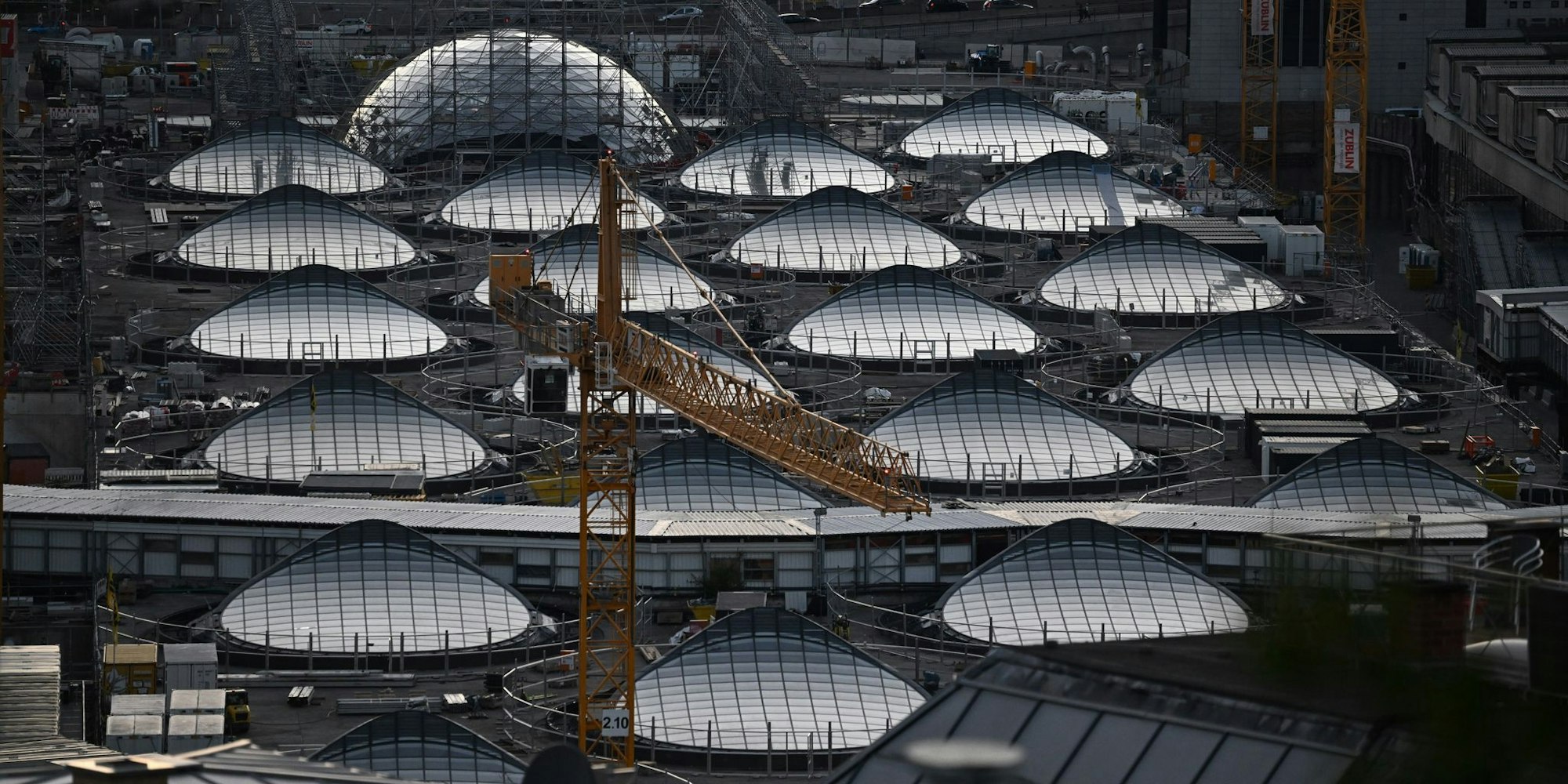 Im Zuge von Stuttgart 21 wird der Stuttgarter Hauptbahnhof in den Untergrund verlegt. Besonderes Merkmal des neuen Bahnhofs sind die sogenannten Lichtaugen.