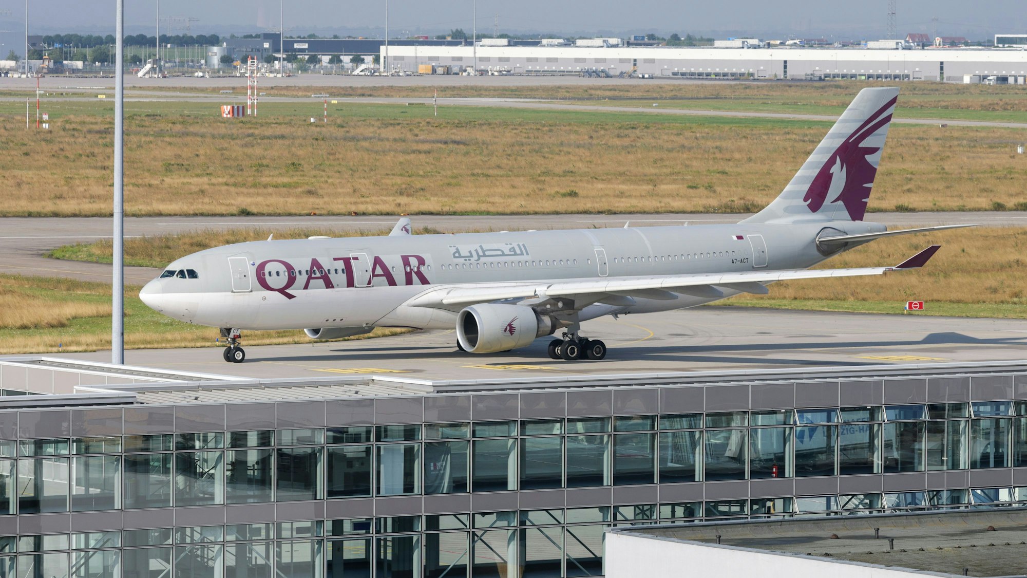 Ein Flugzeug der Qatar Airways rollt über das Vorfeld vom Flughafen Leipzig/Halle.