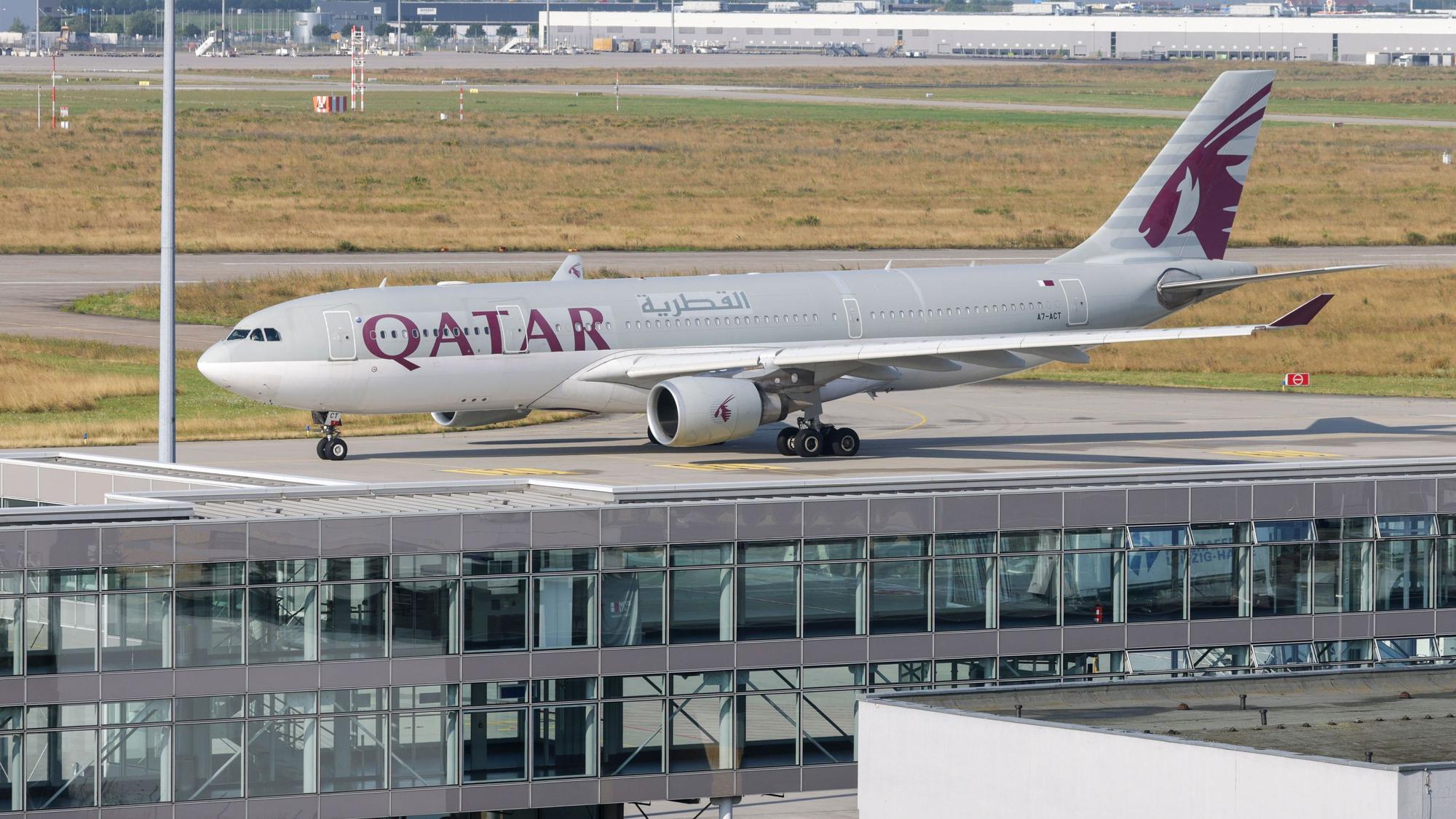 Ein Flugzeug der Qatar Airways rollt über das Vorfeld vom Flughafen Leipzig/Halle. Wie eine Sprecherin des Bundesinnenministeriums bestätigte, startet das Flugzeug vom Flughafen in Leipzig aus mit 81 Menschen an Bord.