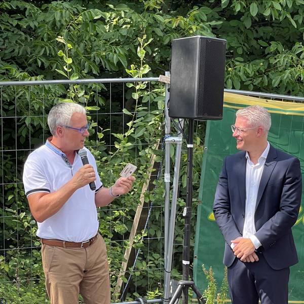Rösraths Altbürgermeister Marcus Mombauer (CDU) wünscht Yannick Steinbach, Bürgermeisterkandidat von SPD und Fors-Park, „viel Glück“.