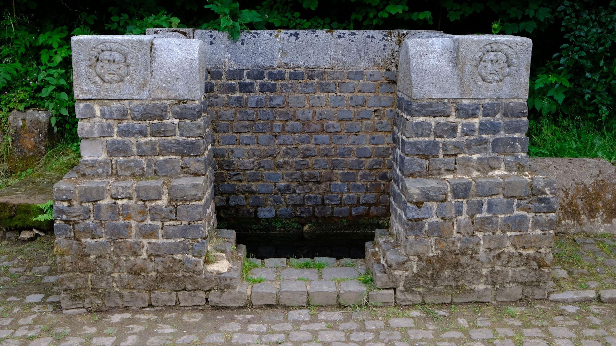 Quellfassung am Grüner Pütz im Urfttal bei Nettersheim, Beginn der römischen Eifelwasserleitung nach Köln.