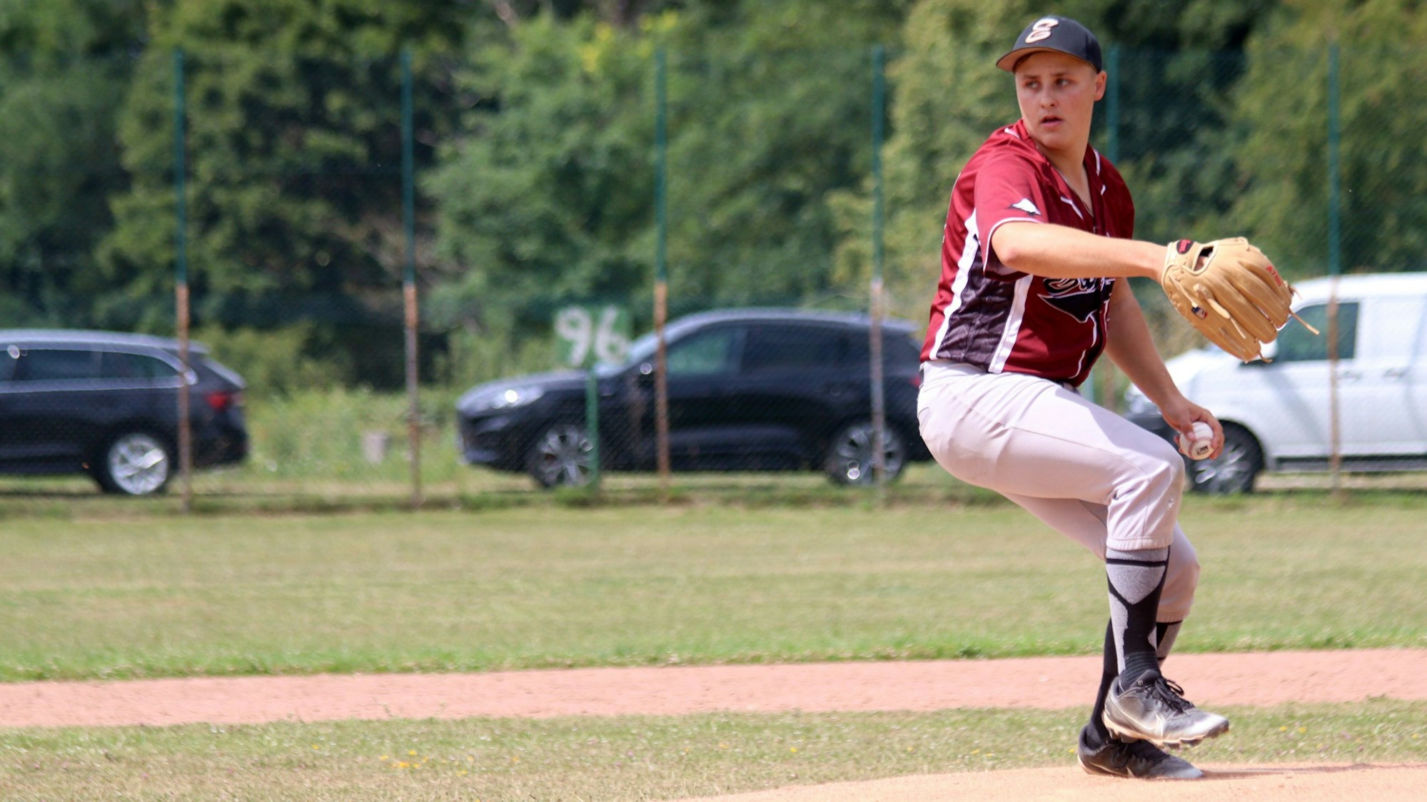 Baseballer Leon Heidemann beim Pitch.