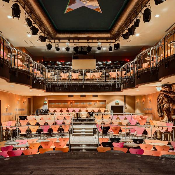 Das Bild zeigt den Saal des Senftöpfchen-Theaters.
