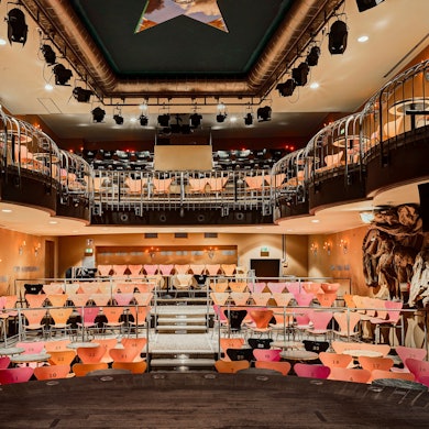 Das Bild zeigt den Saal des Senftöpfchen-Theaters.