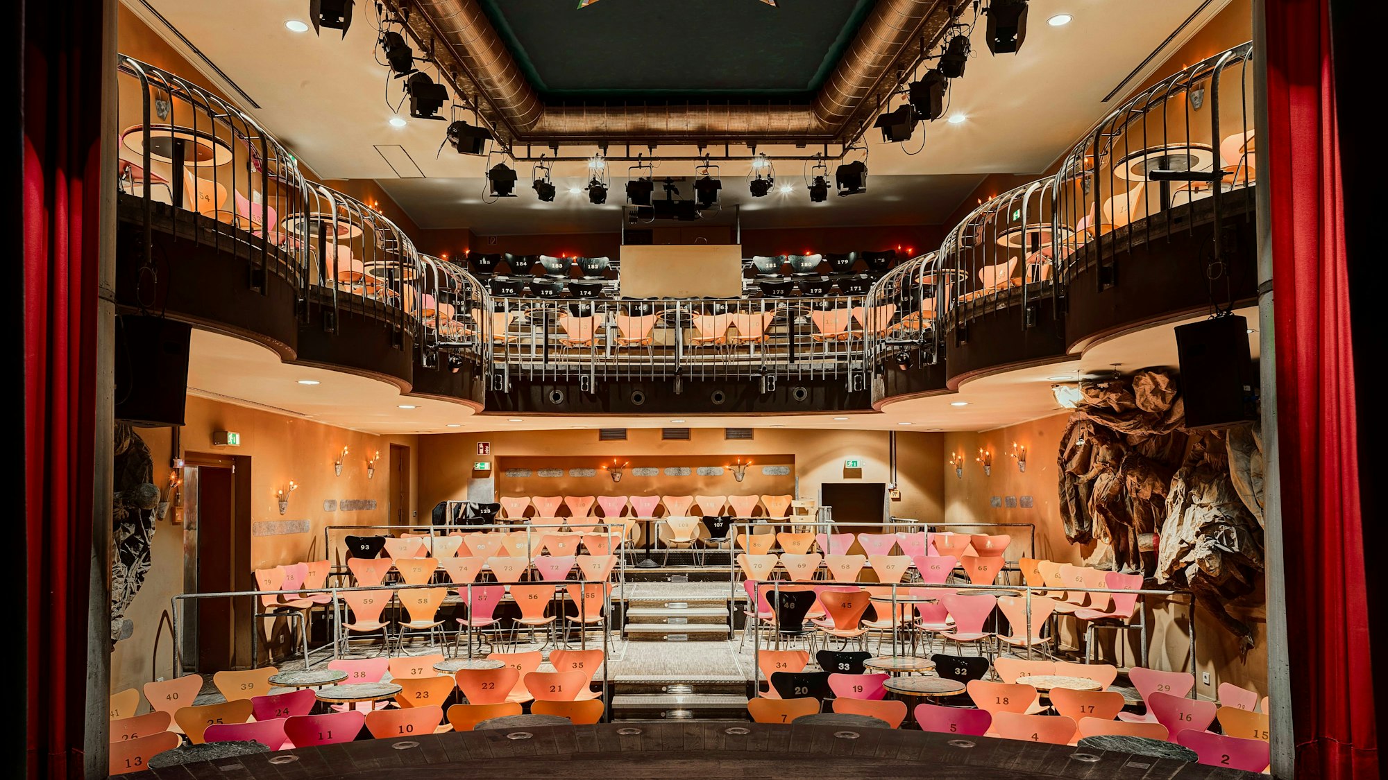 Das Bild zeigt den Saal des Senftöpfchen-Theaters.