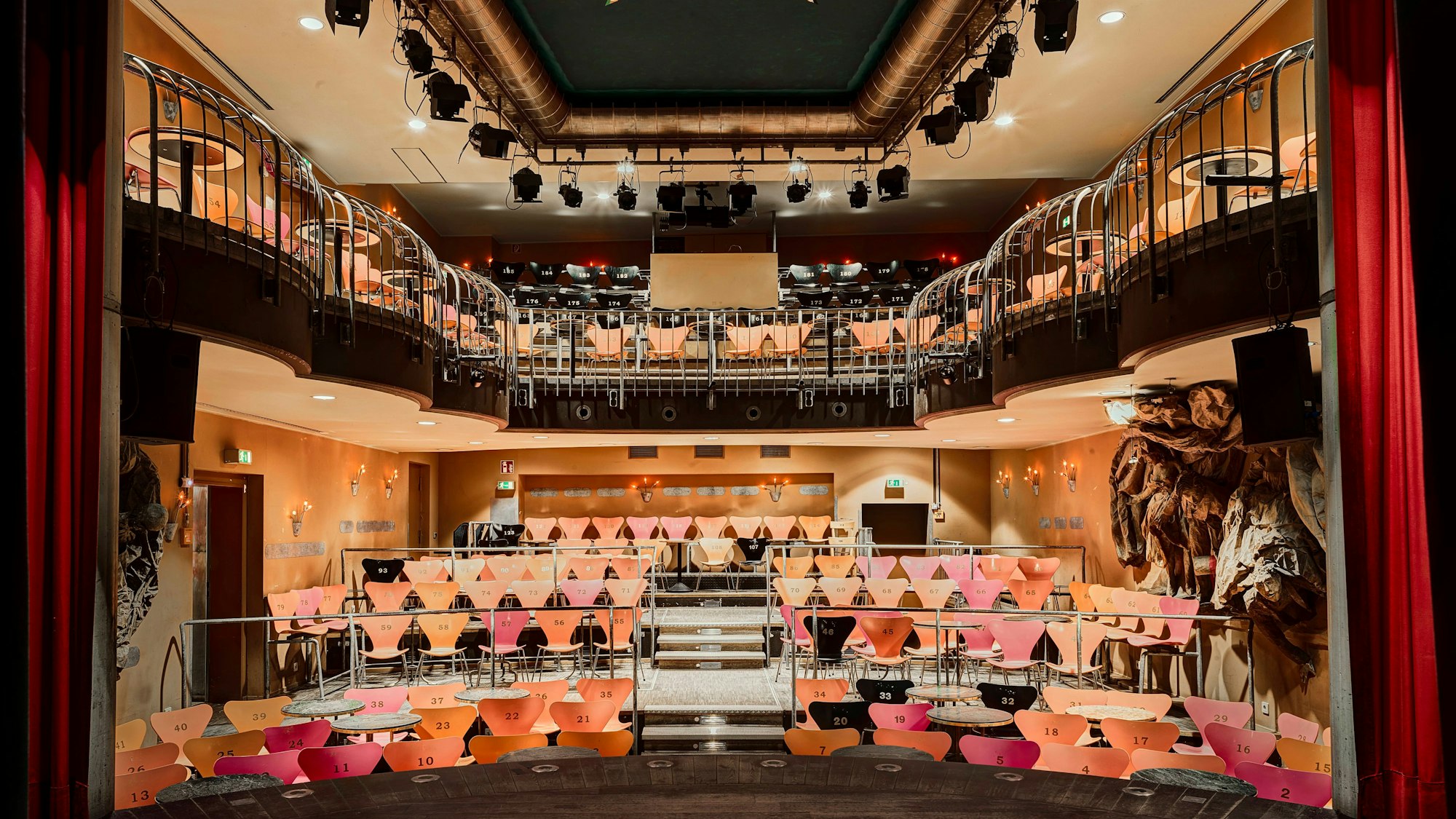Blick in den Saal. Im Senftöpfchen-Theater sind die Decken auf jeder Etage niedrig.