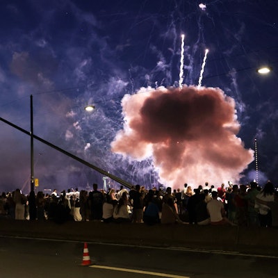 Ein Feuerwerkskörper explodiert in zu niedriger Höhe über Zuschauen beim Abschlussfeuerwerk der Rheinkirmes.