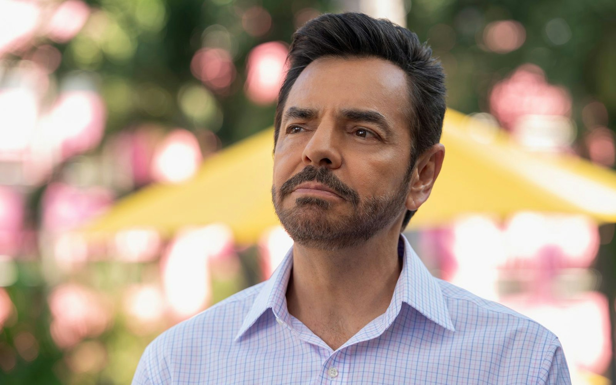 Eugenio Derbez ist ausführender Produzent und Hauptdarsteller von „Acapulco“. In Interviews zeigte er sich überrascht über den Erfolg der Serie in den USA, da der mexikanische und der amerikanische Humor sehr unterschiedlich seien. (Bild: Apple TV+)