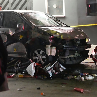 Ein Beamter untersucht das Unfallfahrzeug in Los Angeles.