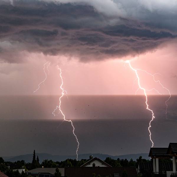 Blitze am dunklen Abendhimmel. (Symbolbild)