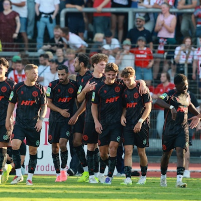 Fortuna Köln bejubelt den Ausgleichstreffer gegen den FC in letzter Minute