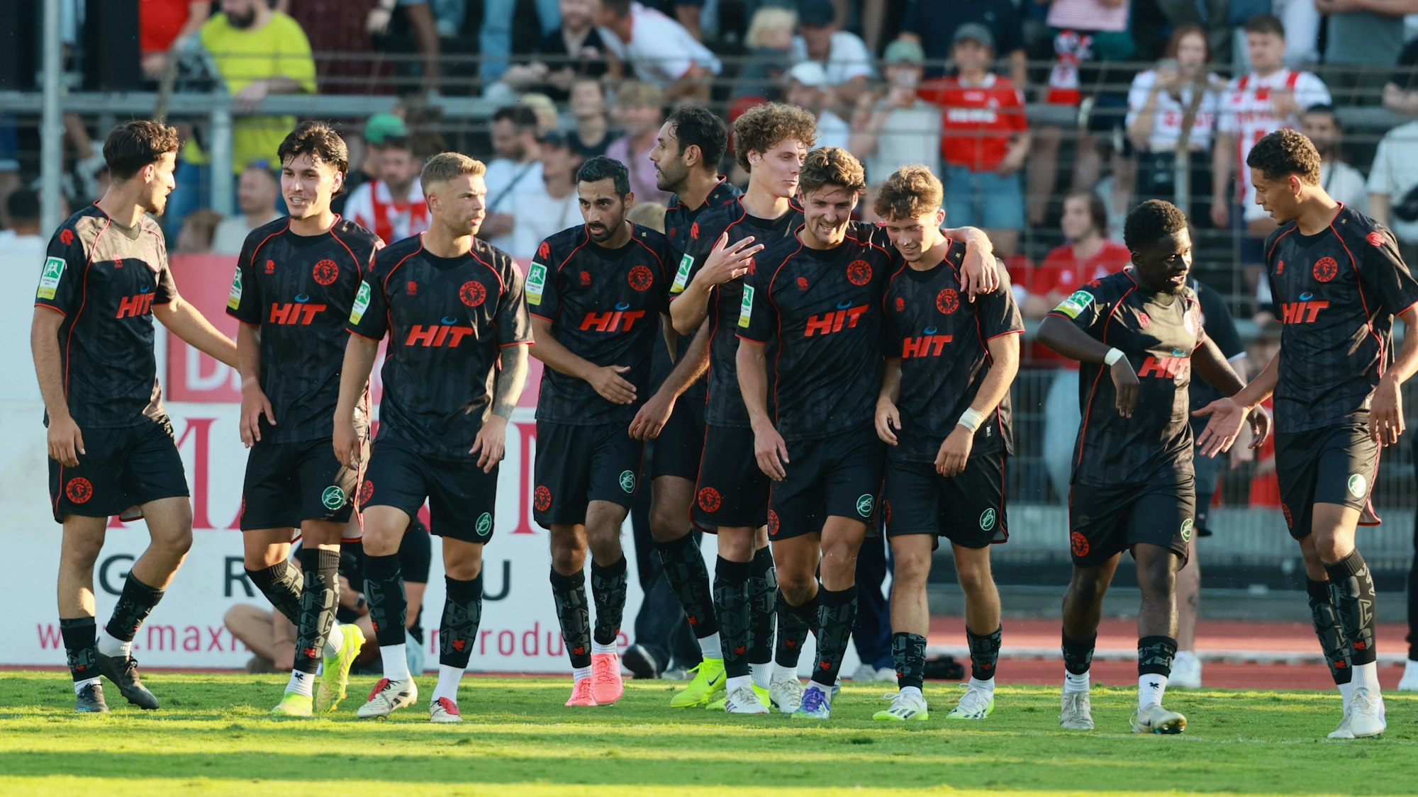 Fortuna Köln bejubelt den Ausgleichstreffer gegen den FC in letzter Minute
