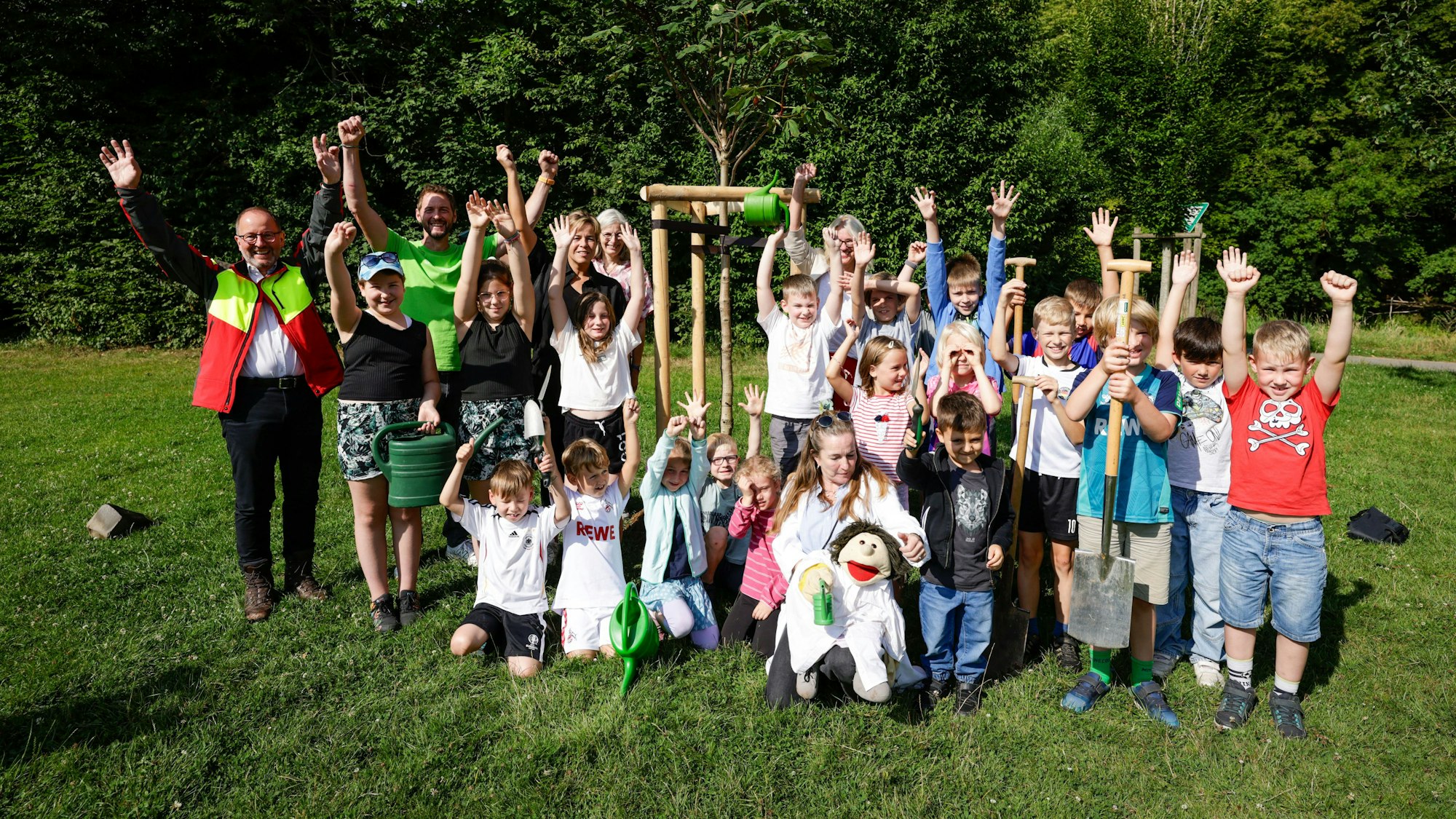 Bei der Pflanzaktion in Lohmar an der Naturschule Aggerbogen wurde Mona Neubaur und Bürgermeisterin Claudia Wieja von einer Schulklasse begleitet.