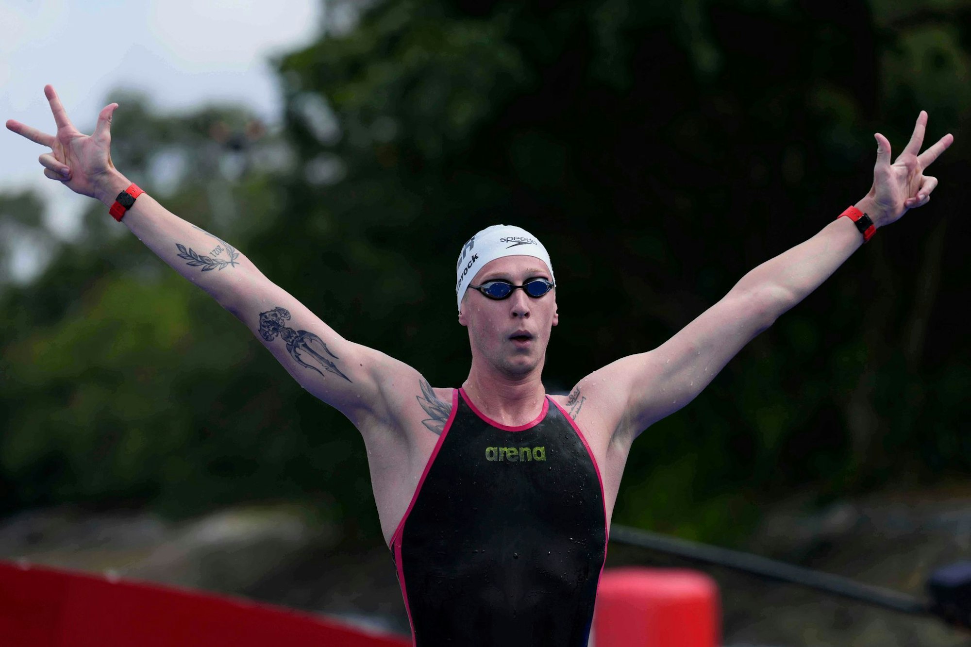Florian Wellbrock zeigt es an: Drei Titel hat er in Singapur schon gewonnen.