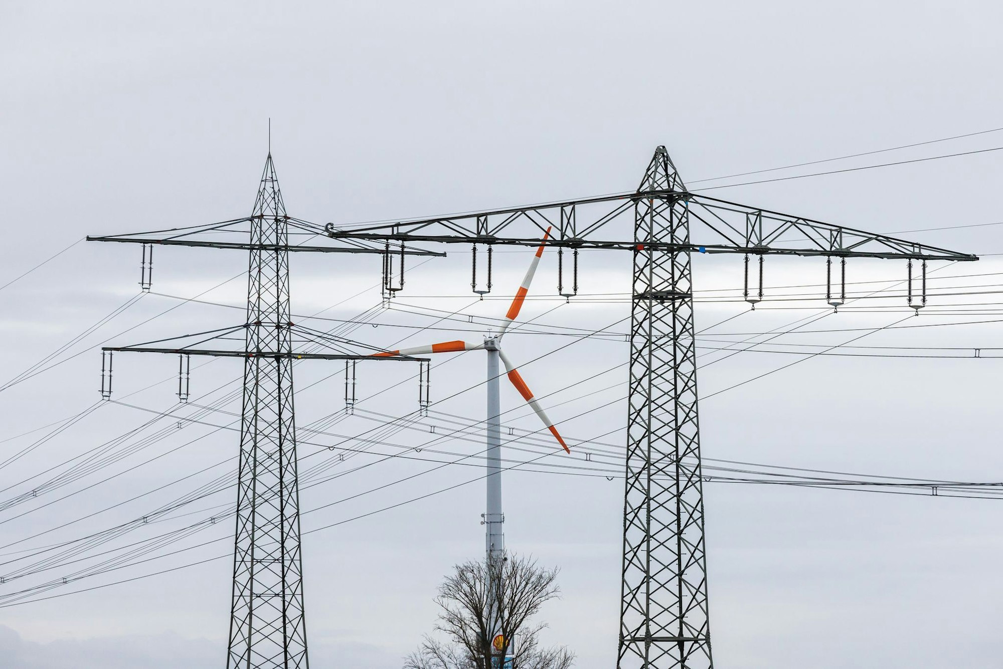 Damit der Windstrom bis zum Stromnutzer kommt, sind Stromleitungen nötig - das ist eine teure Sache.