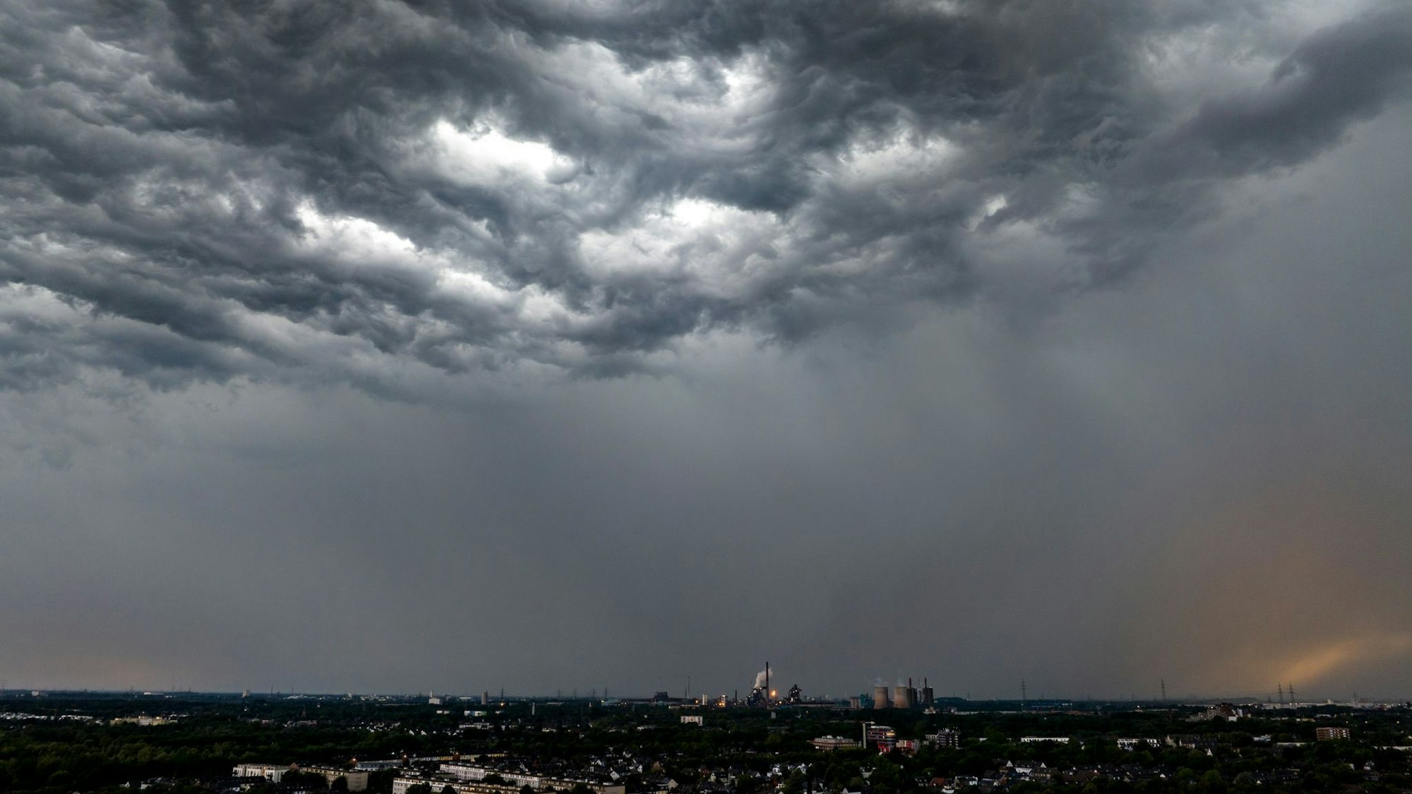 Der Deutsche Wetterdienst warnt vor Starkregen und Sturmböen mit bis zu 80 Stundenkilometern. (Symbolbild)