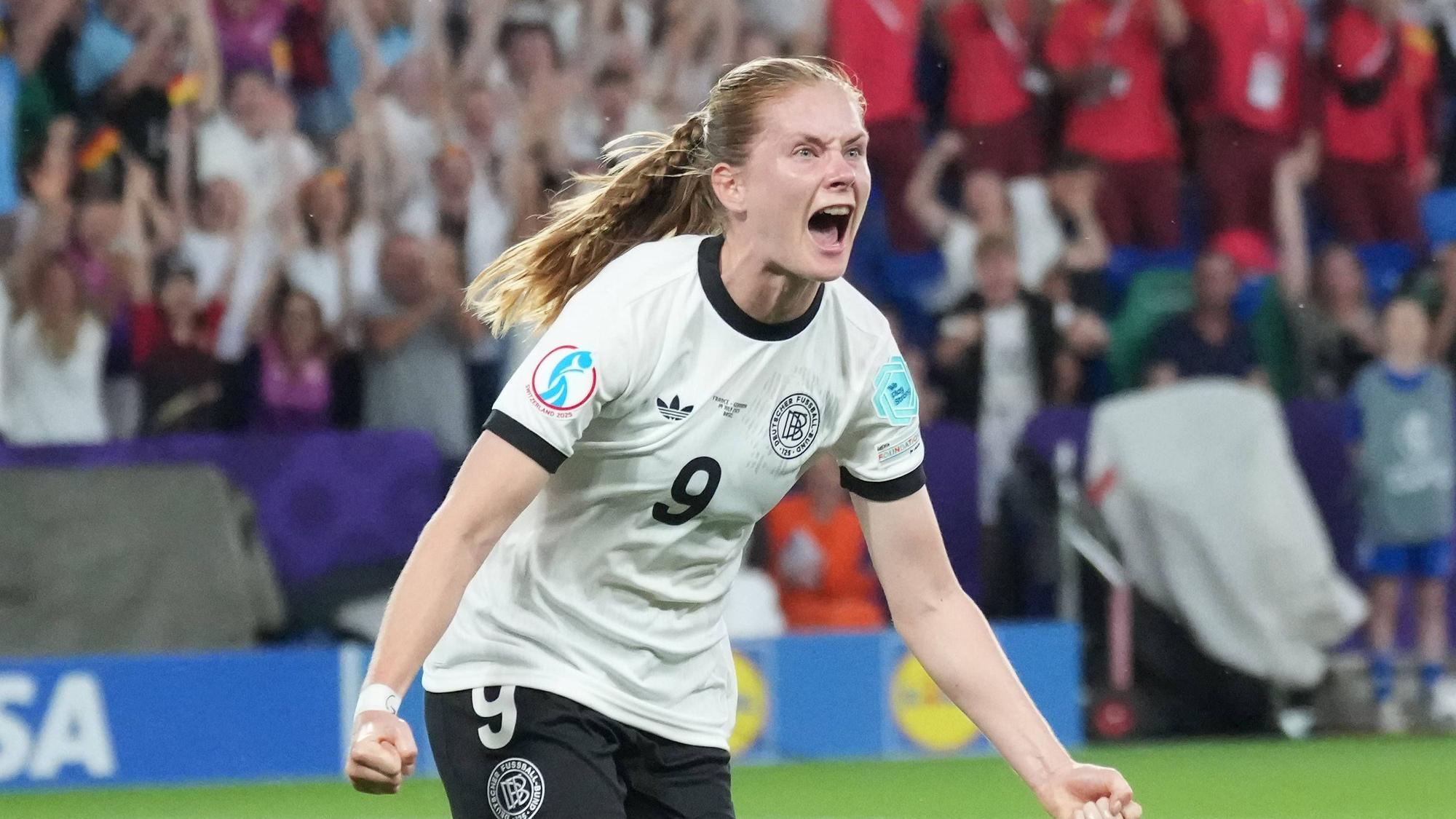 Sjoeke Nüsken jubelt nach dem Ausgleichtor zum 1:1.