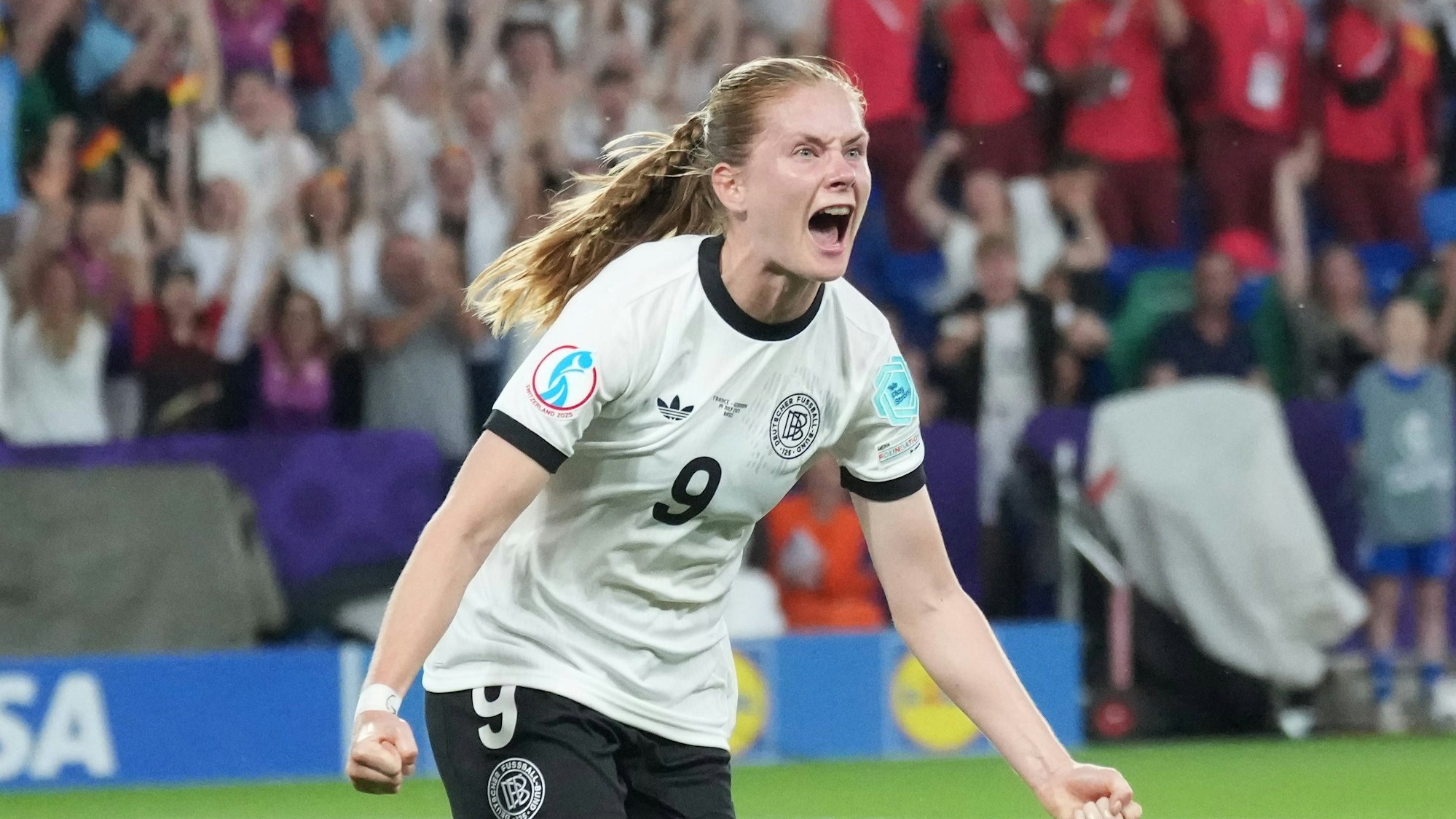 Sjoeke Nüsken jubelt nach dem Ausgleichtor zum 1:1.