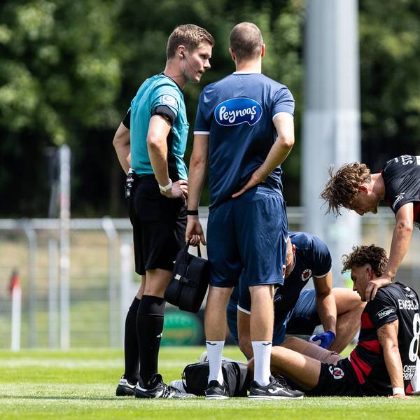Testspiel: FC Viktoria Köln - VVV-Venlo 19.07.2025 Florian Engelhardt FC Viktoria Köln, 8 sitzt auf dem Rasen nach der Verletzung, der Spieler Johan Sticker FC Viktoria Köln, 33 steht daneben. Testspiel: FC Viktoria Köln - VVV-Venlo Sportpark Höhenberg, Köln 19.07.2025 *** Test match FC Viktoria Köln VVV Venlo 19 07 2025 Florian Engelhardt FC Viktoria Köln, 8 sits on the pitch after the injury, the player Johan Sticker FC Viktoria Köln, 33 stands next to him Test match FC Viktoria Köln VVV Venlo Sportpark Höhenberg, Cologne 19 07 2025 Copyright: xBEAUTIFULxSPORTS/Buriakovx