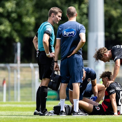 Testspiel: FC Viktoria Köln - VVV-Venlo 19.07.2025 Florian Engelhardt FC Viktoria Köln, 8 sitzt auf dem Rasen nach der Verletzung, der Spieler Johan Sticker FC Viktoria Köln, 33 steht daneben. Testspiel: FC Viktoria Köln - VVV-Venlo Sportpark Höhenberg, Köln 19.07.2025 *** Test match FC Viktoria Köln VVV Venlo 19 07 2025 Florian Engelhardt FC Viktoria Köln, 8 sits on the pitch after the injury, the player Johan Sticker FC Viktoria Köln, 33 stands next to him Test match FC Viktoria Köln VVV Venlo Sportpark Höhenberg, Cologne 19 07 2025 Copyright: xBEAUTIFULxSPORTS/Buriakovx