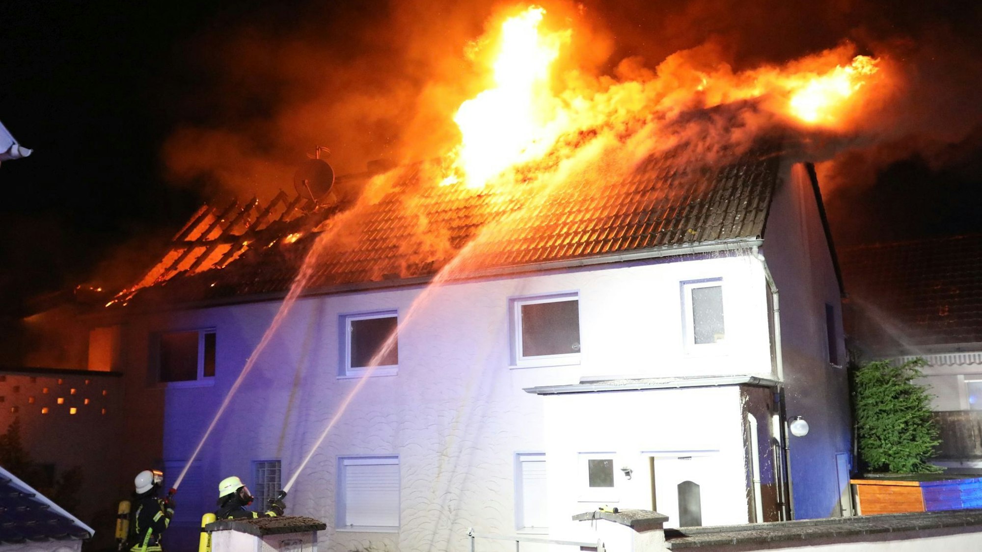 Flammen schlagen aus dem Dachstuhl eines Wohnhauses.