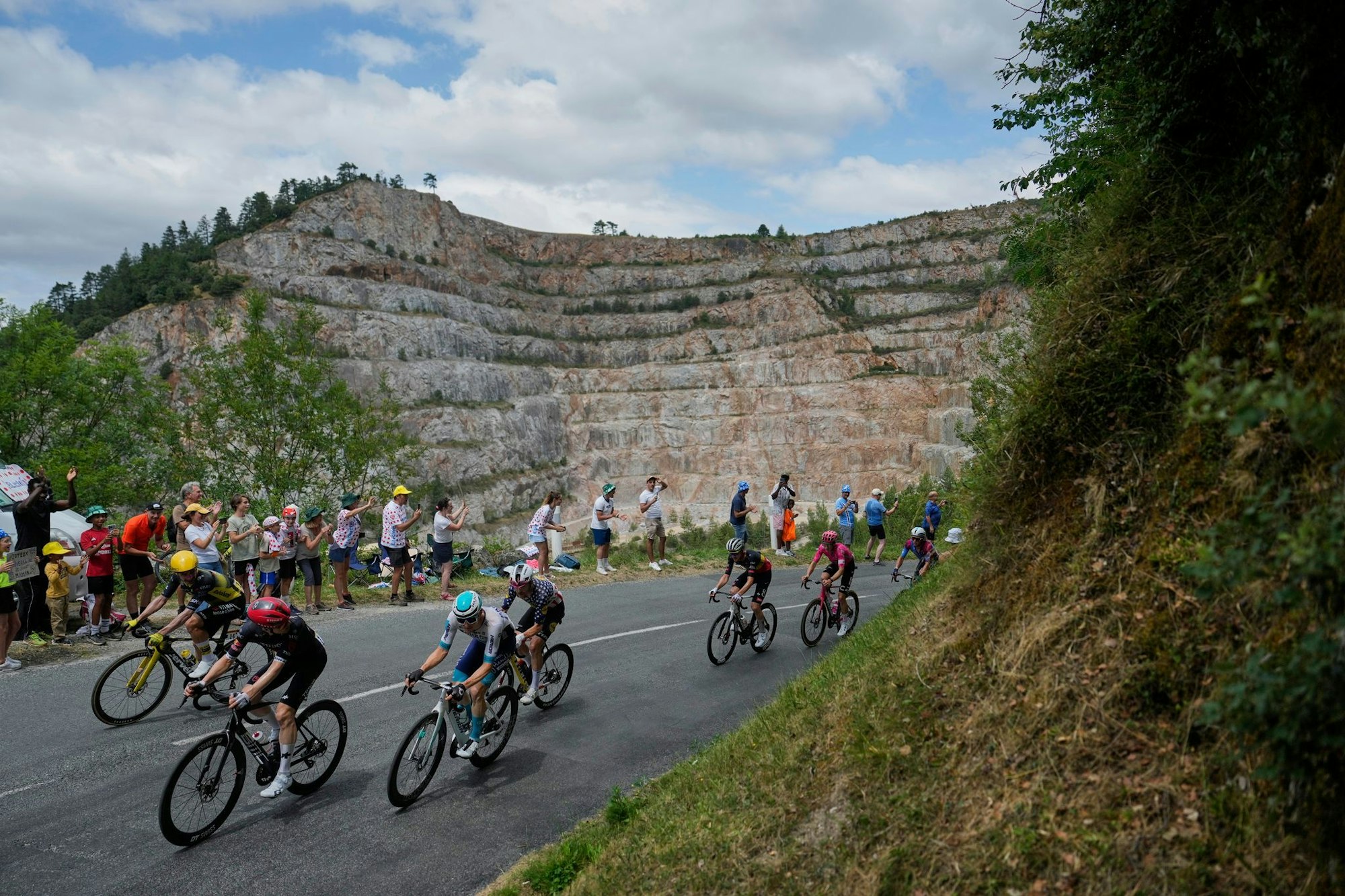 Das Fahrerfeld der Tour de France auf dem Weg nach Carcassonne.