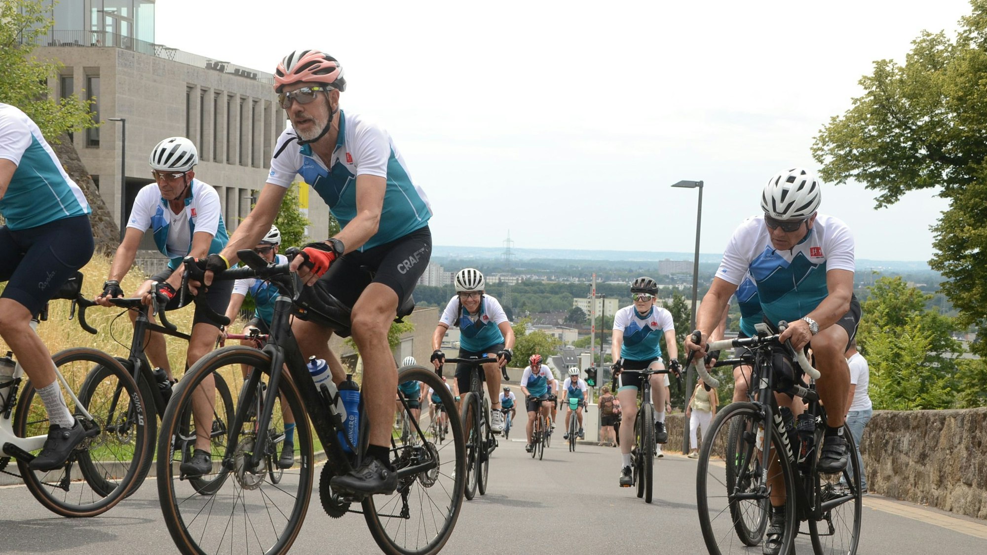 Rennradfahrer an einem steilen Anstieg.