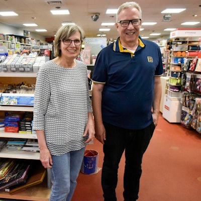 Eine Frau und ein Mann stehen in einem Laden.