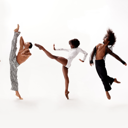 Vier Tänzerinnen und Tänzer des Complexions Contemporary Ballet haben sich hintereinander in verschiedenen Tanzfiguren aufgestellt.