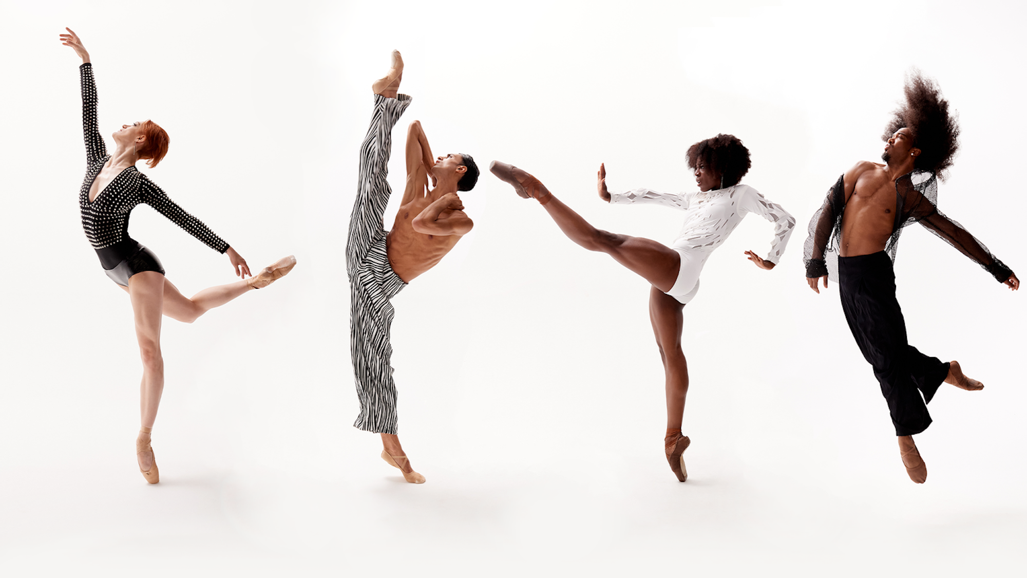 Vier Tänzerinnen und Tänzer des Complexions Contemporary Ballet haben sich hintereinander in verschiedenen Tanzfiguren aufgestellt.
