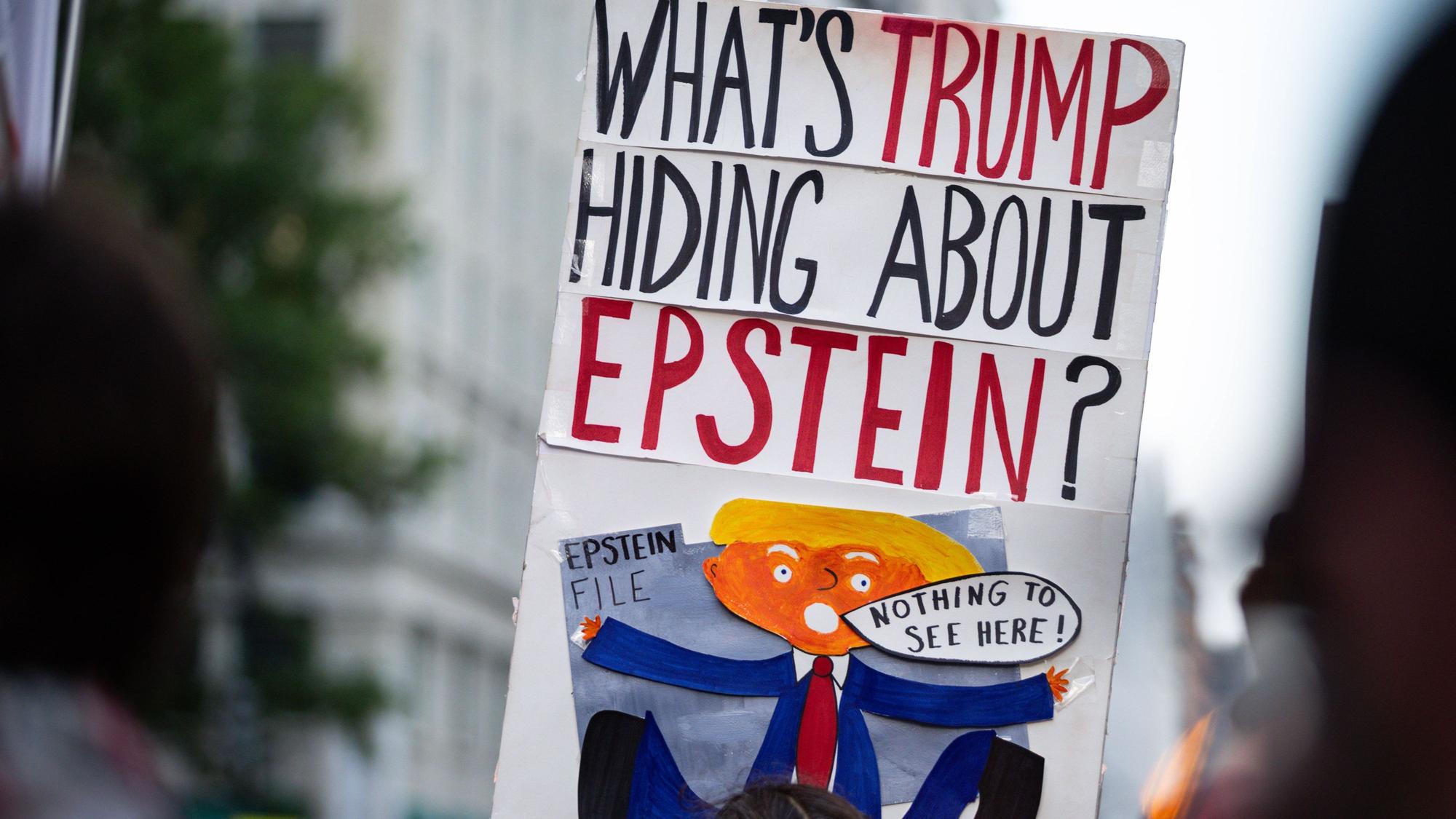 Eine Enthüllungsgeschichte des „Wall Street Journal“ deckte zweifelhafte Verbindungen zwischen US-Präsident Donald Trump und Sexualstraftäter Jeffrey Epstein auf.