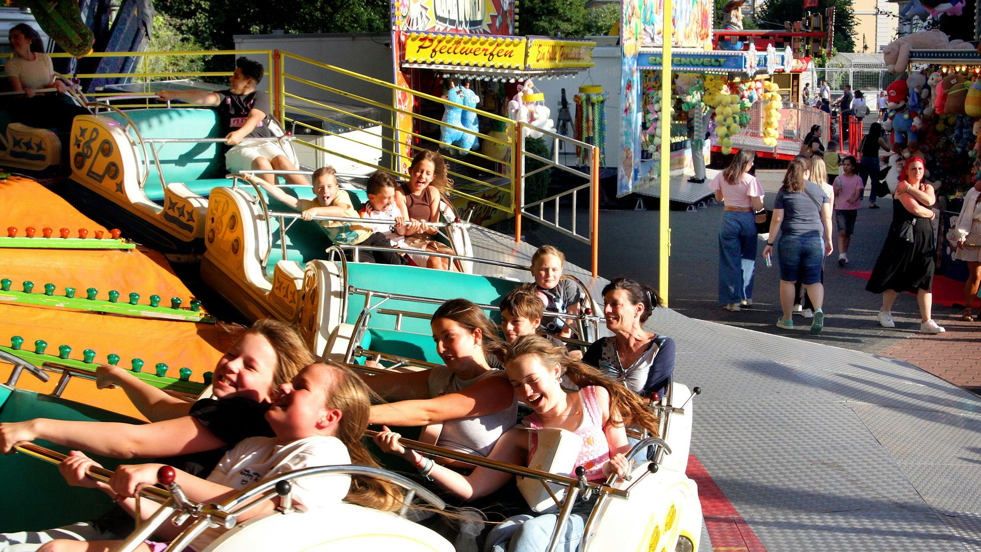 Auf dem Bild sind Kirmesbesucher in einem Fahrgeschäft zu sehen.
