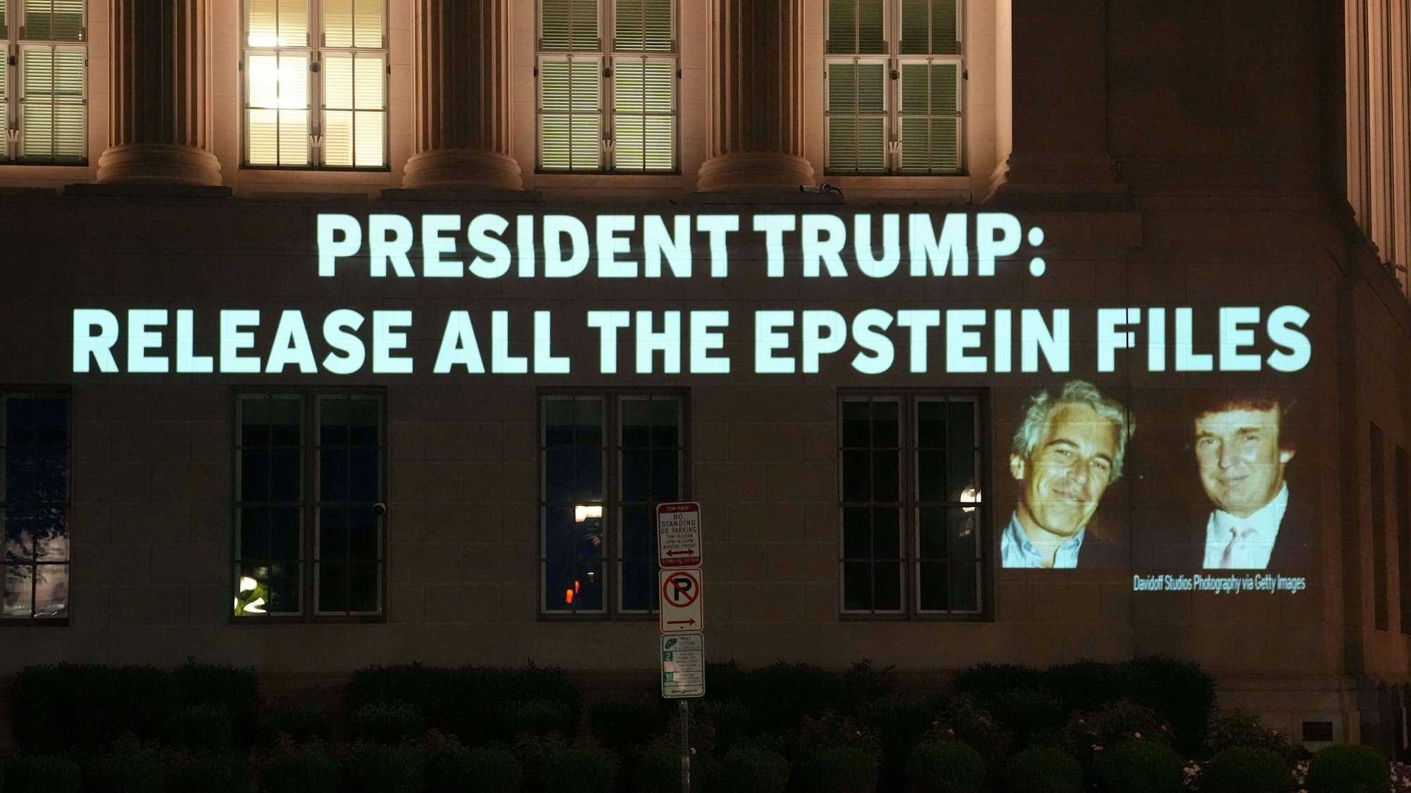 „Präsident Trump: Geben Sie alle Epstein-Akten frei“ ist auf einem Gebäude nahe dem Weißen Haus zu lesen. Der Druck auf US-Präsident Donald Trump ist im Fall Epstein zuletzt erneut gestiegen. (Archivbild)