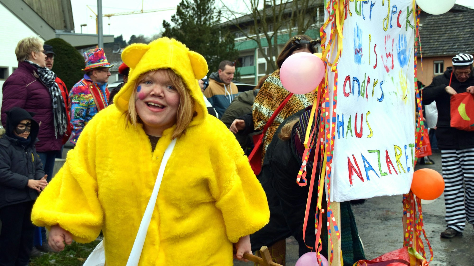 Mitten im Ort leben die Bewohnerinnen und Bewohner von Haus Nazareth in Königswinter-Ittenbach und sind auch beim Karnevalszug dabei