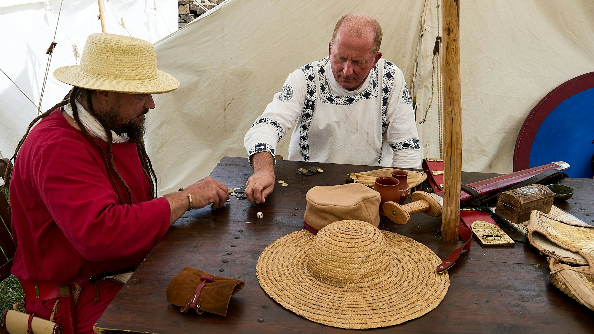 Zwei Teilnehmer des Lagers Menschen spielen an einem Tisch.