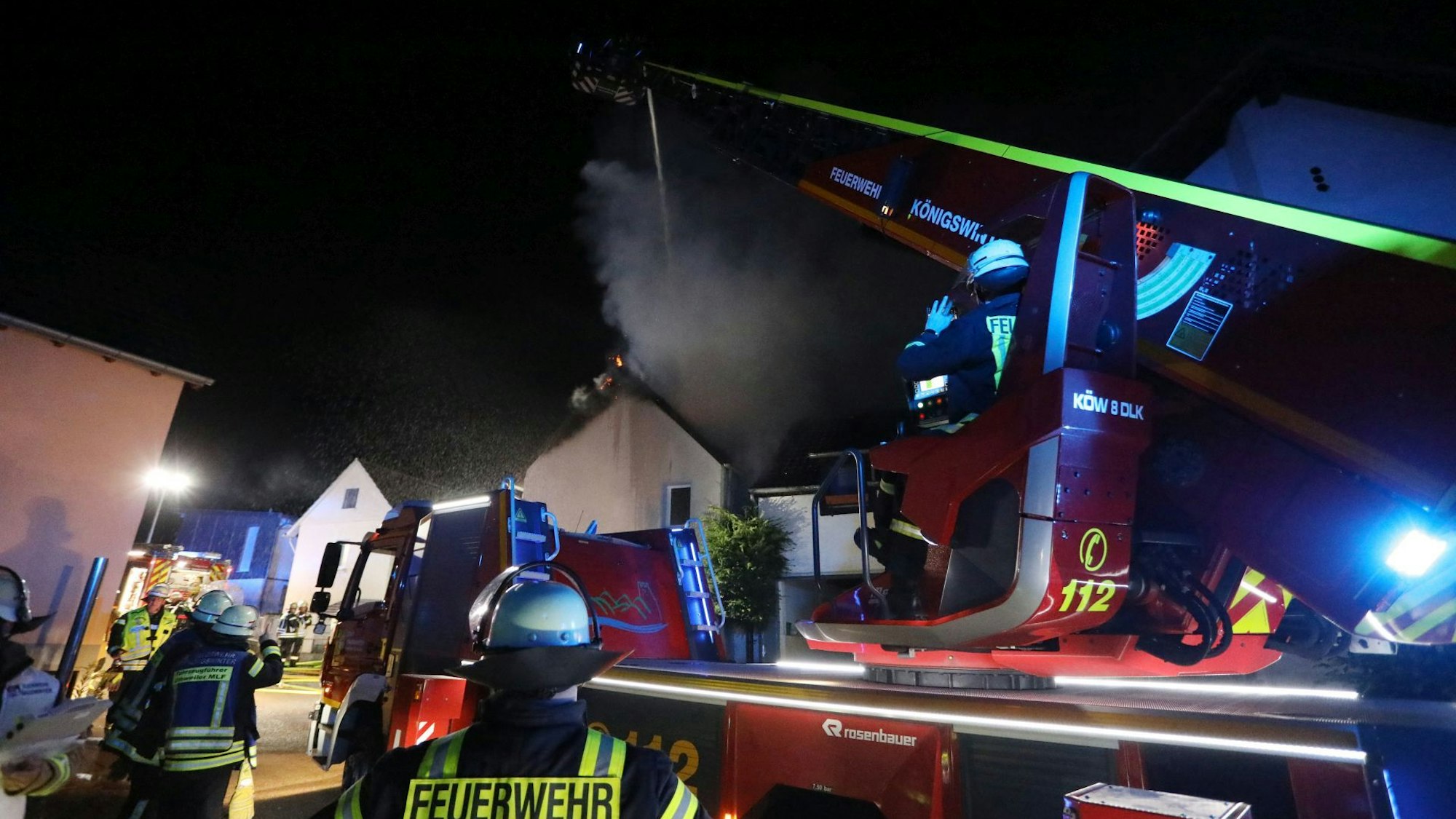 Eine Drehleiter der Feuerwehr im Einsatz.