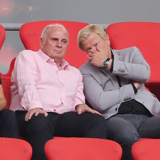 Uli Hoeneß und Oliver Kahn unterhalten sich auf der Tribüne.