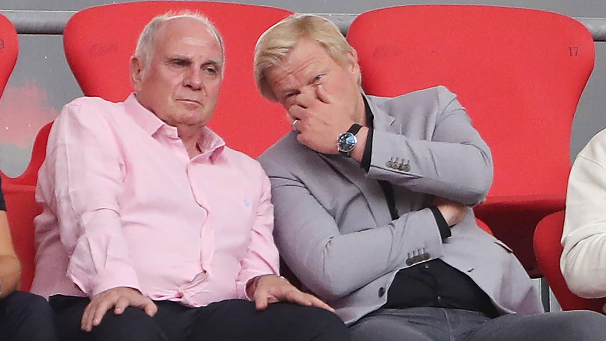 Uli Hoeneß und Oliver Kahn unterhalten sich auf der Tribüne.