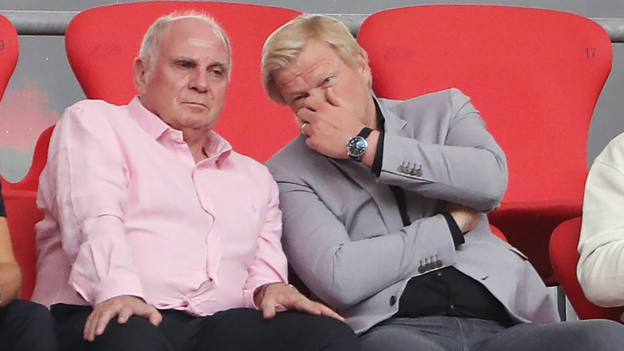 Uli Hoeneß und Oliver Kahn unterhalten sich auf der Tribüne.