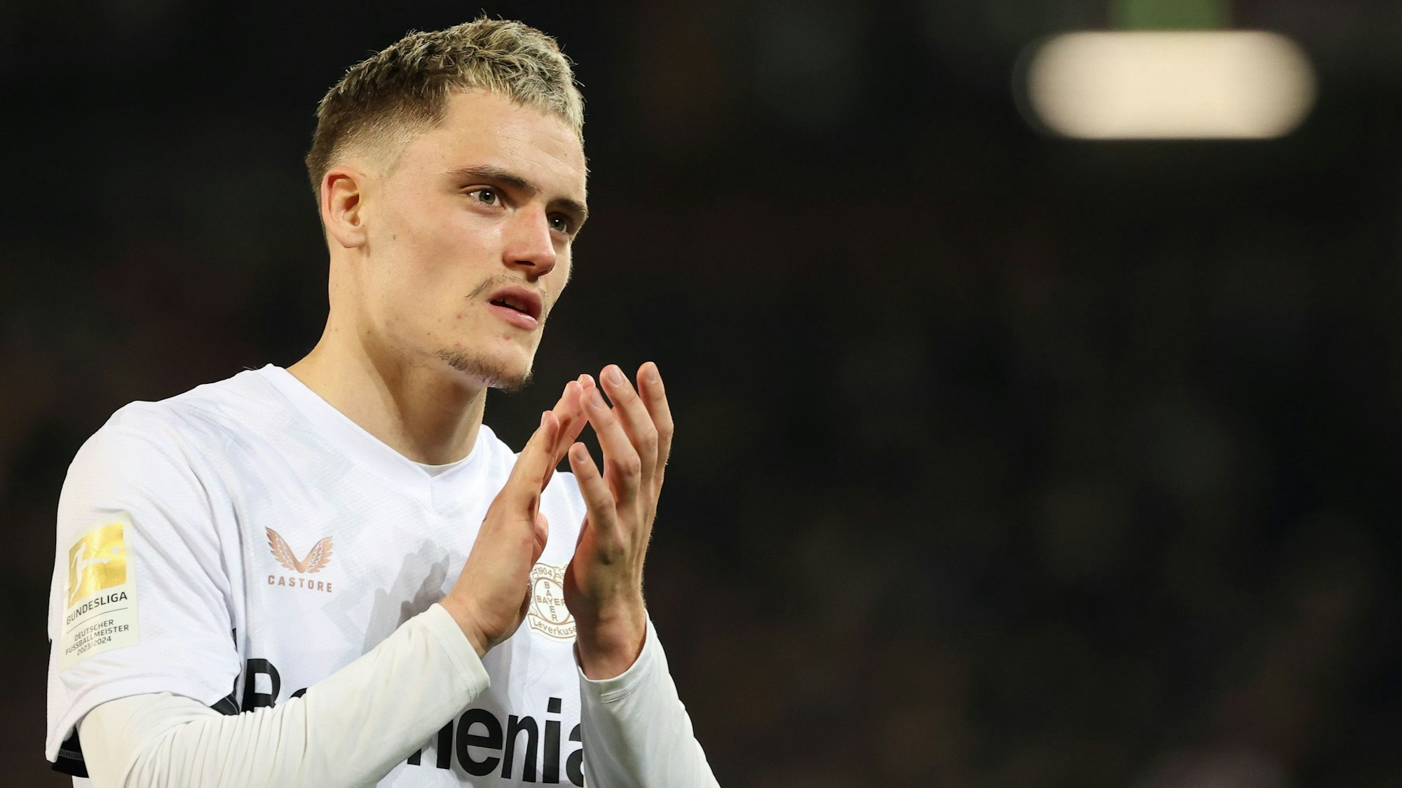 Florian Wirtz steht nach dem Spiel auf dem Platz vor den Fans