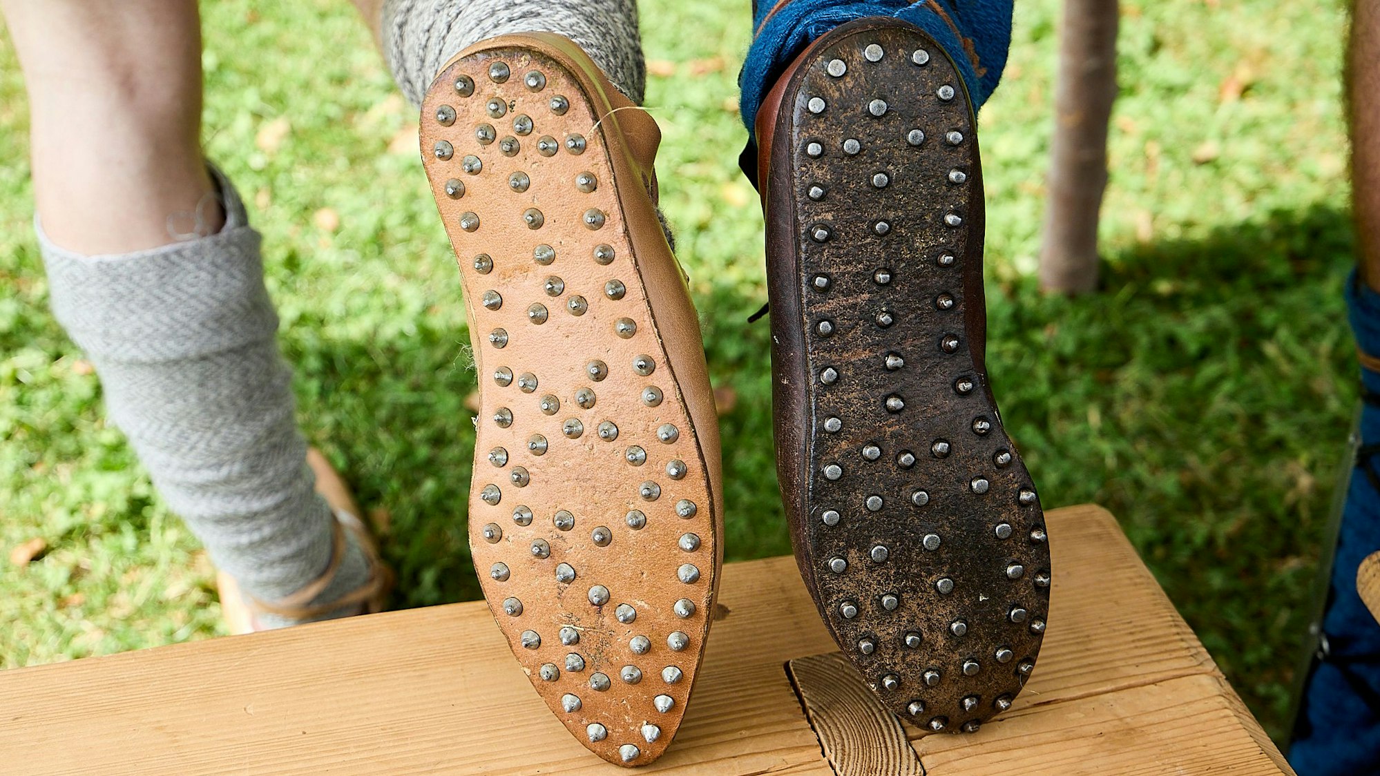 Nahaufnahme auf die Sohlen von Schuhen mit Nägeln