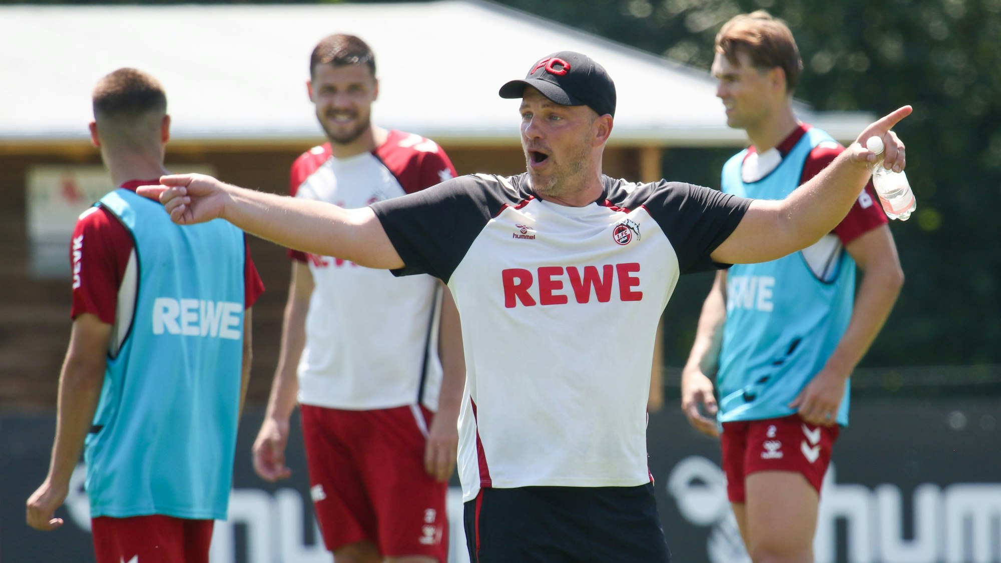 Lukas Kwasniok arbeitet auf dem Trainingsplatz auffallend gestenreich.
