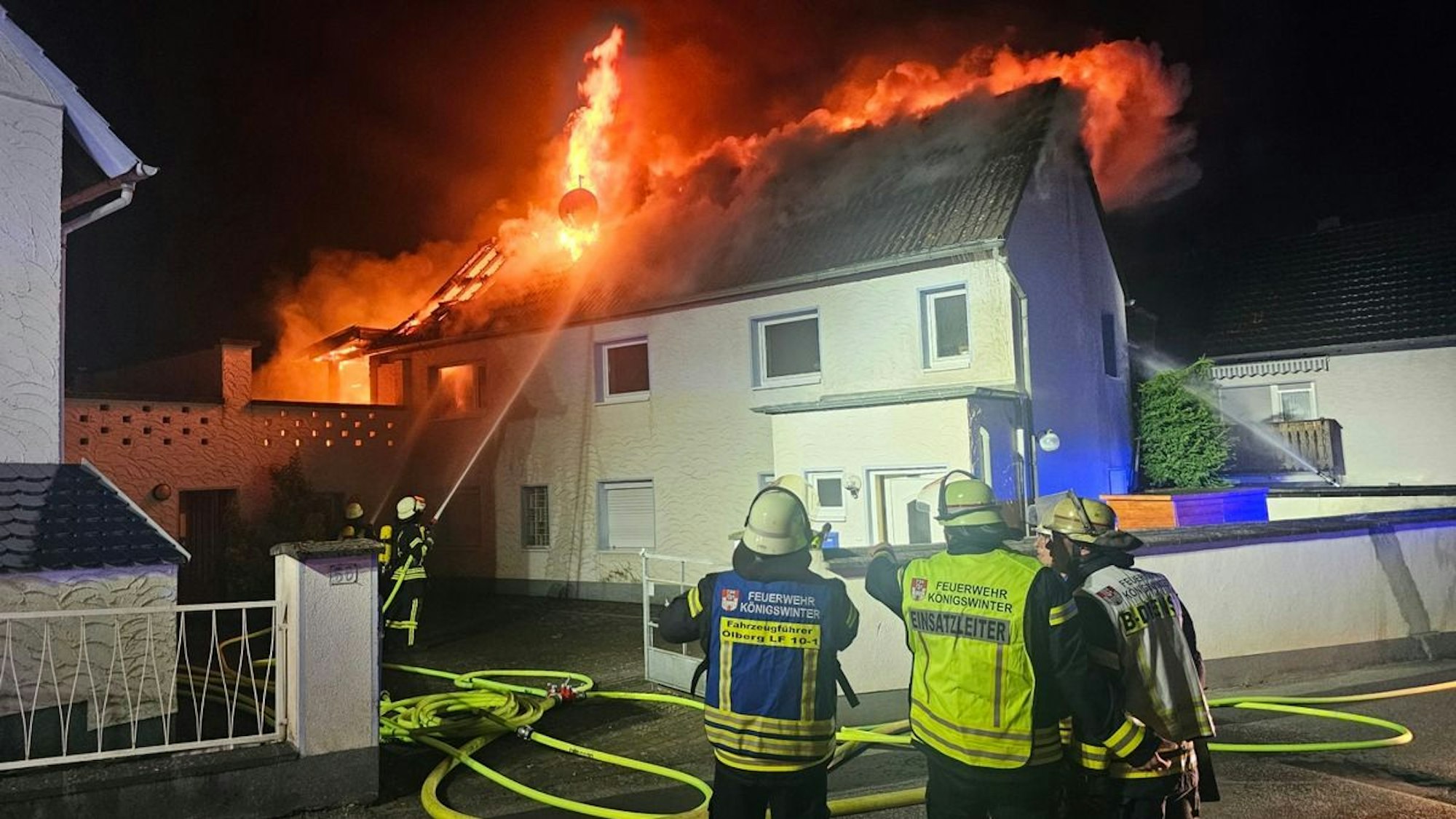 Feuerwehrleute löschen einen Dachstuhlbrand in Königswinter.