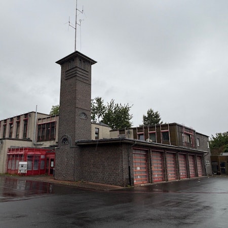 Auf dem Bild ist das Gebäude der Alten Feuerwache zu sehen.