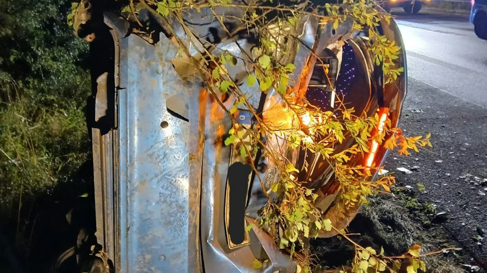 Rettungskräfte der Feuerwehr bei einem nächtlichen Einsatz auf einer Autobahn.