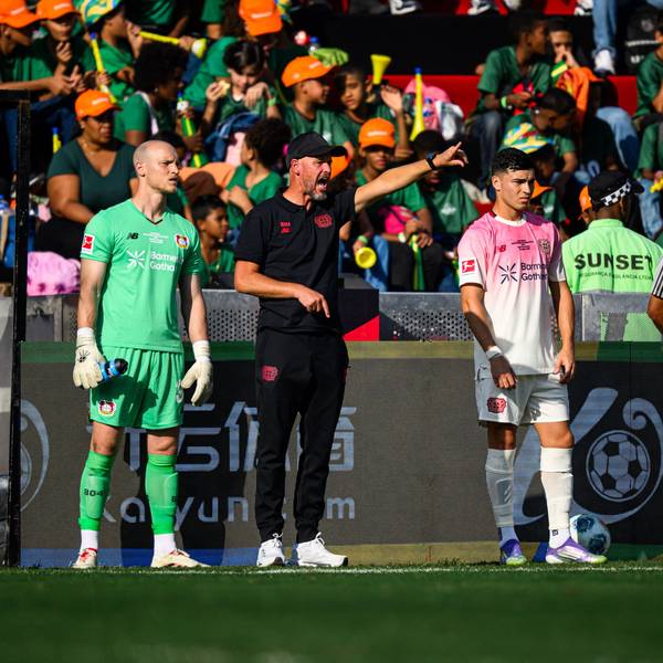 Erik ten Hag beim Testspiel gegen Flamengos U20 - links Lomb, rechts Sarco.