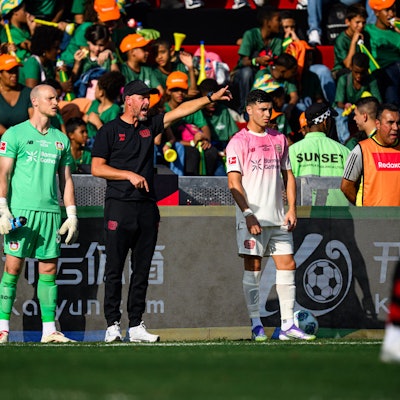 Erik ten Hag beim Testspiel gegen Flamengos U20 - links Lomb, rechts Sarco.
