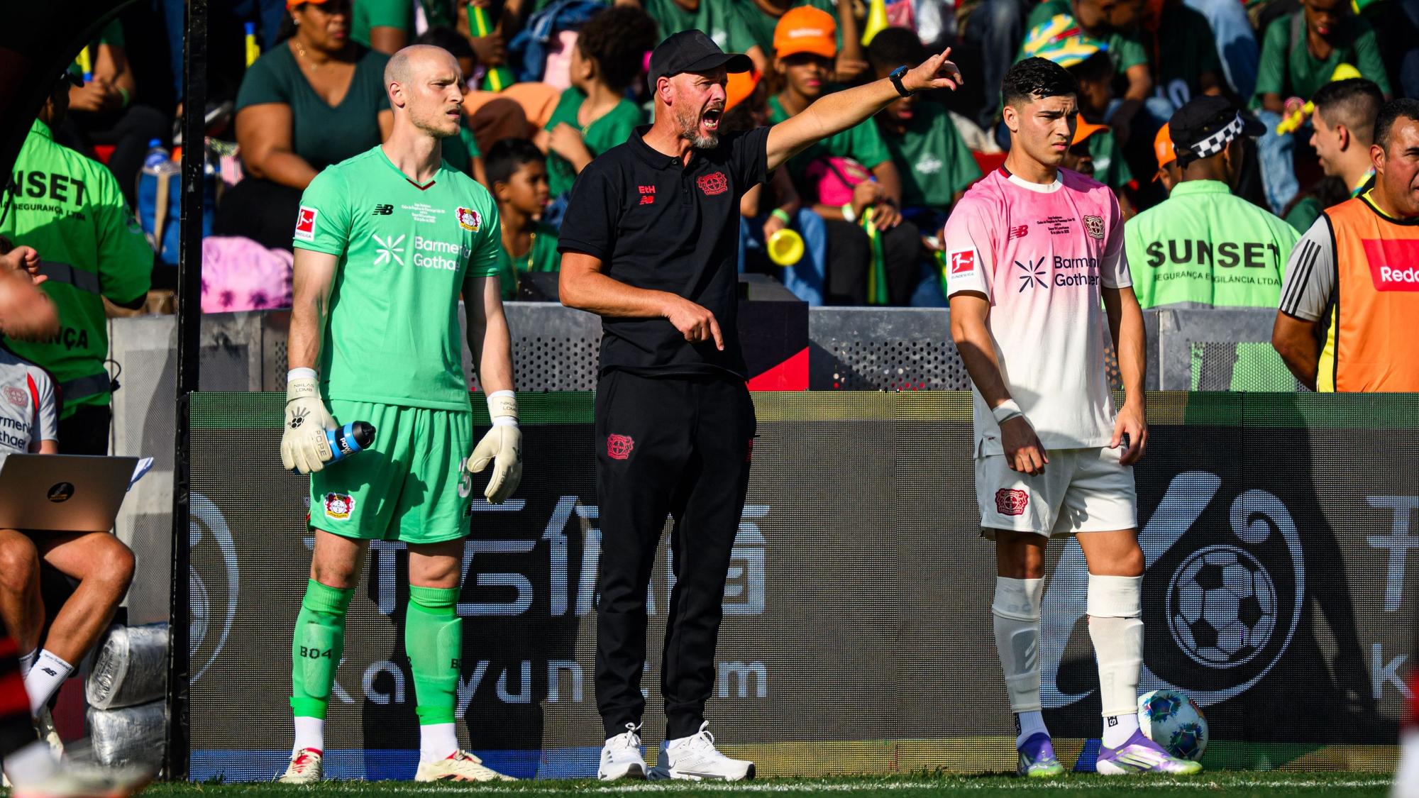 Erik ten Hag beim Testspiel gegen Flamengos U20 - links Lomb, rechts Sarco.
